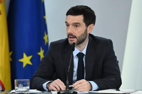 El ministro presentando el programa tarjetas monederos