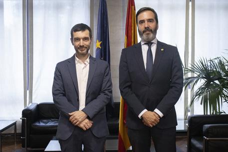 Fotografía institucional de Pablo Bustinduy y Javier Hurtado tras la reunión