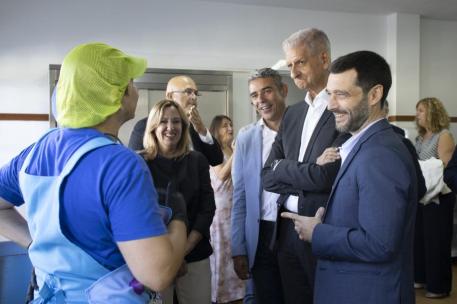 Pablo Bustinduy durante la visita en el colegio