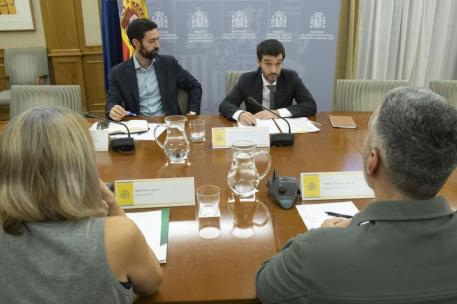 Andrés Barragán, secretario general de Consumo, y Pablo Bustinduy durante la reunión