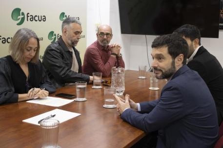 el ministro de Derechos Sociales, Consumo y Agenda 2030 junto a representantes de Facua