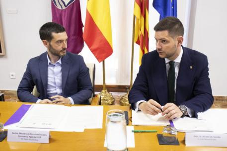 Bustinduy y el alcalde de Gandía durante la reunión