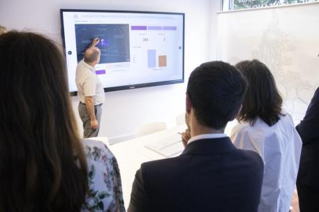 El ministro Bustinduy durante la visita del proyecto