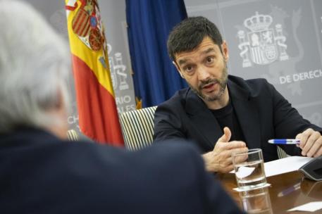 El ministro Pablo Bustinduy durante la reunión