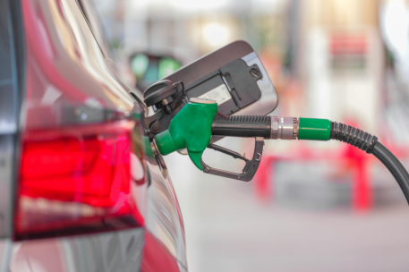 Imagen de archivo de una persona echando gasolina