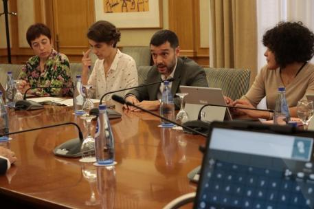 Bustinduy durante una reunión