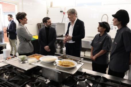 Bustinduy visita un comedor escolar en el Prat