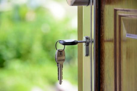 Imagen del artículo Consumo logra la retirada de 65.000 anuncios ilegales en Airbnb y denuncia otros 55.000 sin número de registro