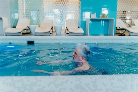 Persona nadando en piscina