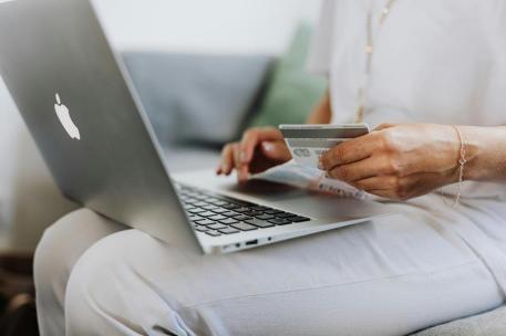 Imagen de archivo de una mujer comprando por internet