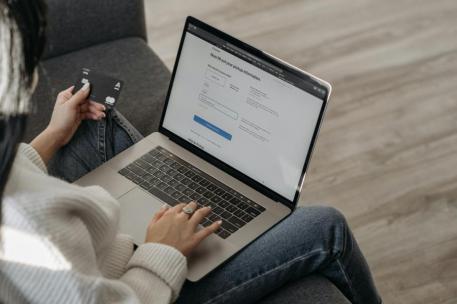 Imagen de archivo de una persona introduciendo sus datos en una web