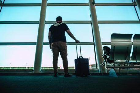 Pasajero en aeropuerto