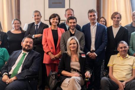 Pablo Bustinduy junto a representantes de ConELA y Fundación Luzón, y la ministra Mónica García 