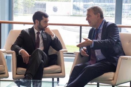 Bustinduy durante una reunión