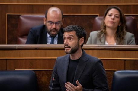 El Ministro Bustinduy realizando una intervención en el Congreso de los Diputados
