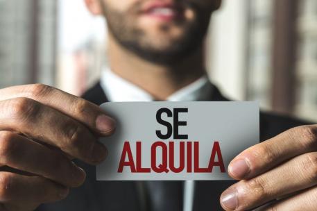 El timo de las cláusulas abusivas en contratos de alquiler de viviendas: las seis prácticas ilícitas que los caseros obligan a firmar a los inquilinos